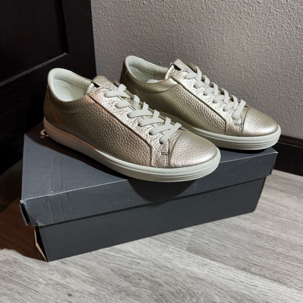 NWT Ecco Gold Leather Sneakers